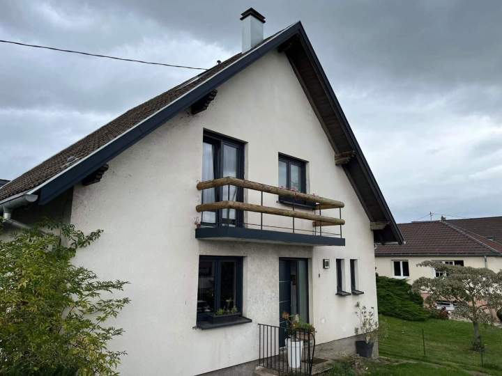 Toiture maison à forte pente en tuiles brunes Strasbourg