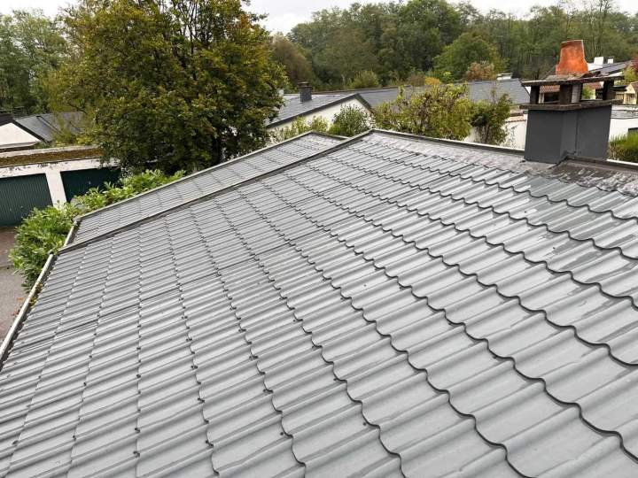 Toiture résidentielle en tuiles métalliques à ondulations Strasbourg