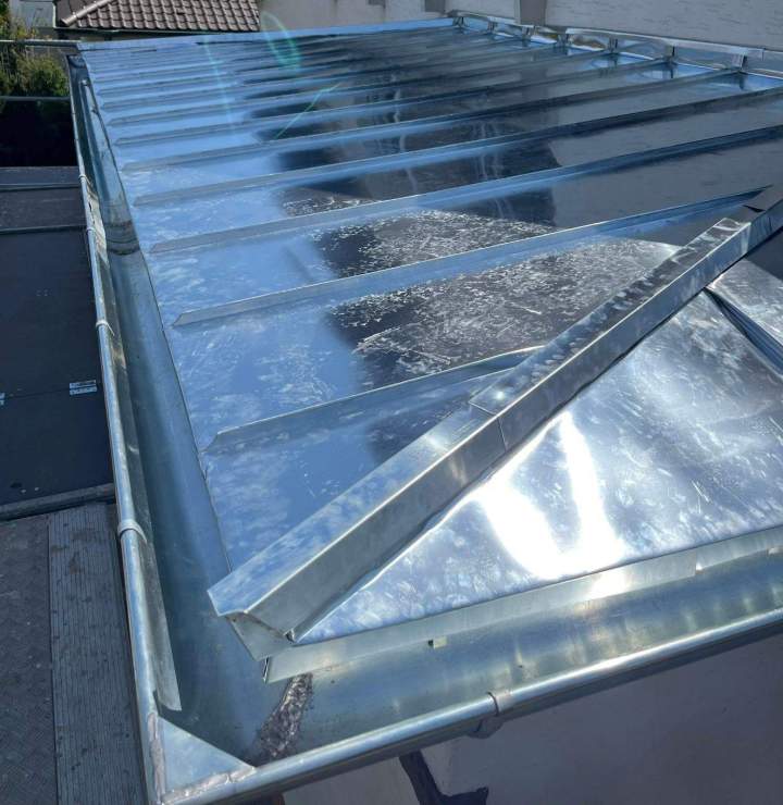 Solutions d'étanchéité et finitions en métal pour votre toit